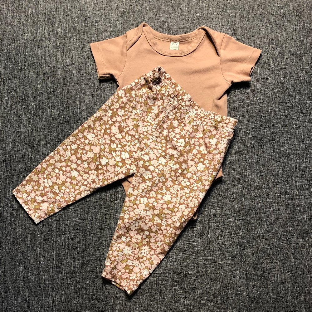 Bundled Bodysuit by Colored Organics 6 - 12mo & floral Leggings by Carter’s 12mo